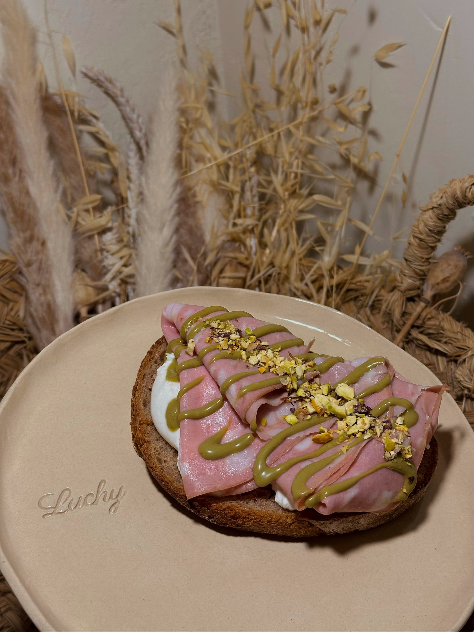 Tostada mortadela con burrata y pistachos — Luchy